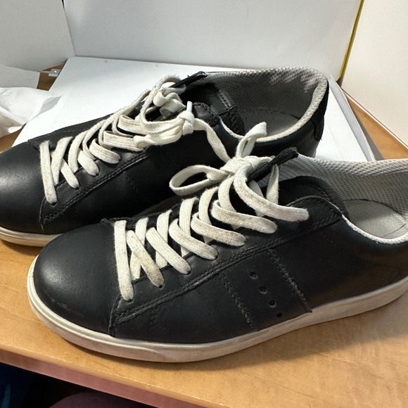 Ecco Leather Shoes – Black & White, Size 9 - Picture 6 of 7